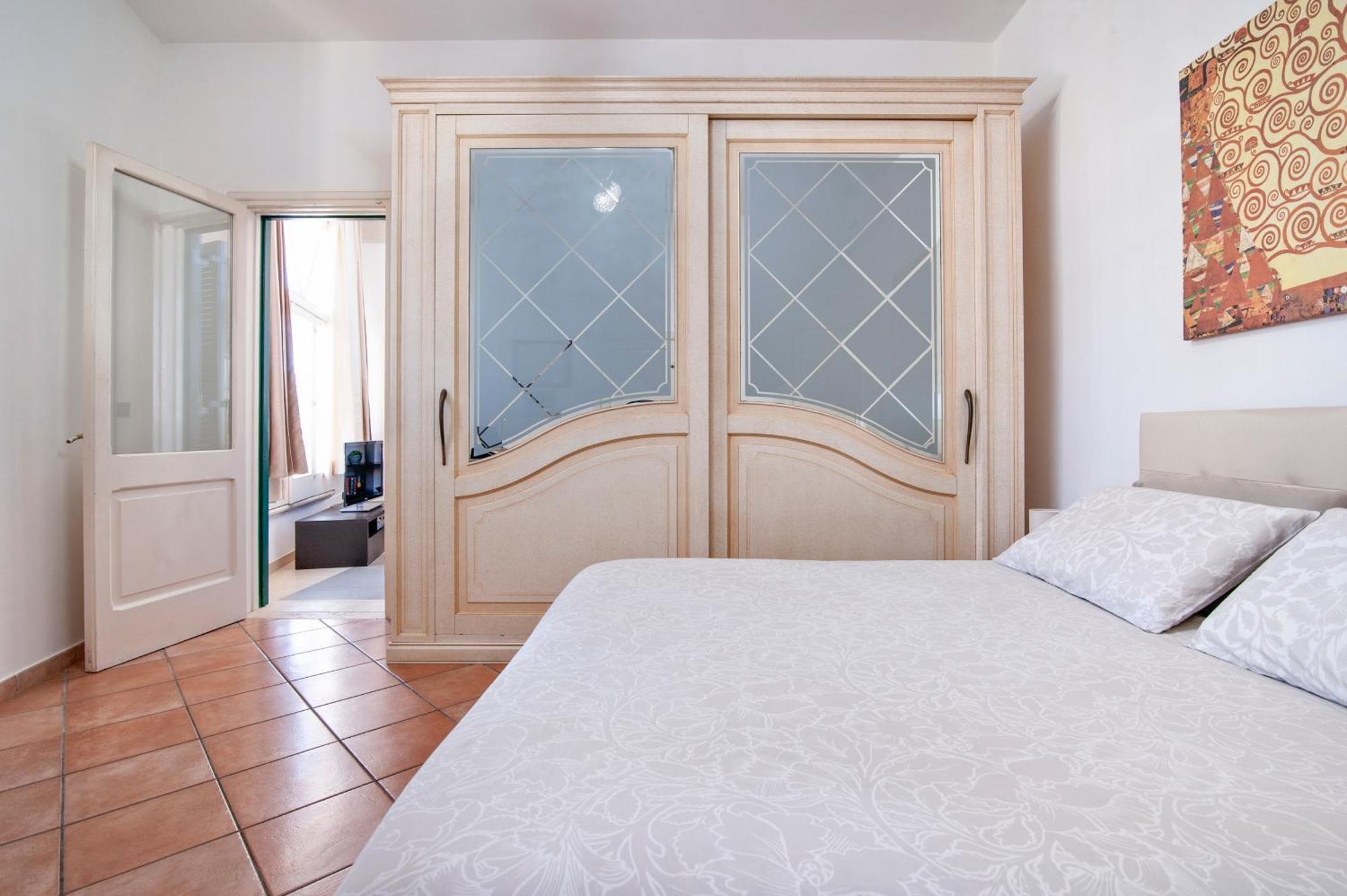 The Golden Hour, Luxury Apartment With A Panoramic View เลชเช ภายนอก รูปภาพ